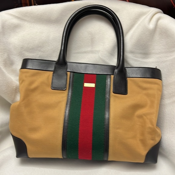 Gucci tote Preloved very clean inside and out size 9x14 - Picture 6 of 6
